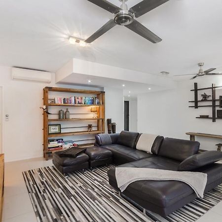 Luxury Pool Side Apartment In Beachfront Resort Cairns Zewnętrze zdjęcie